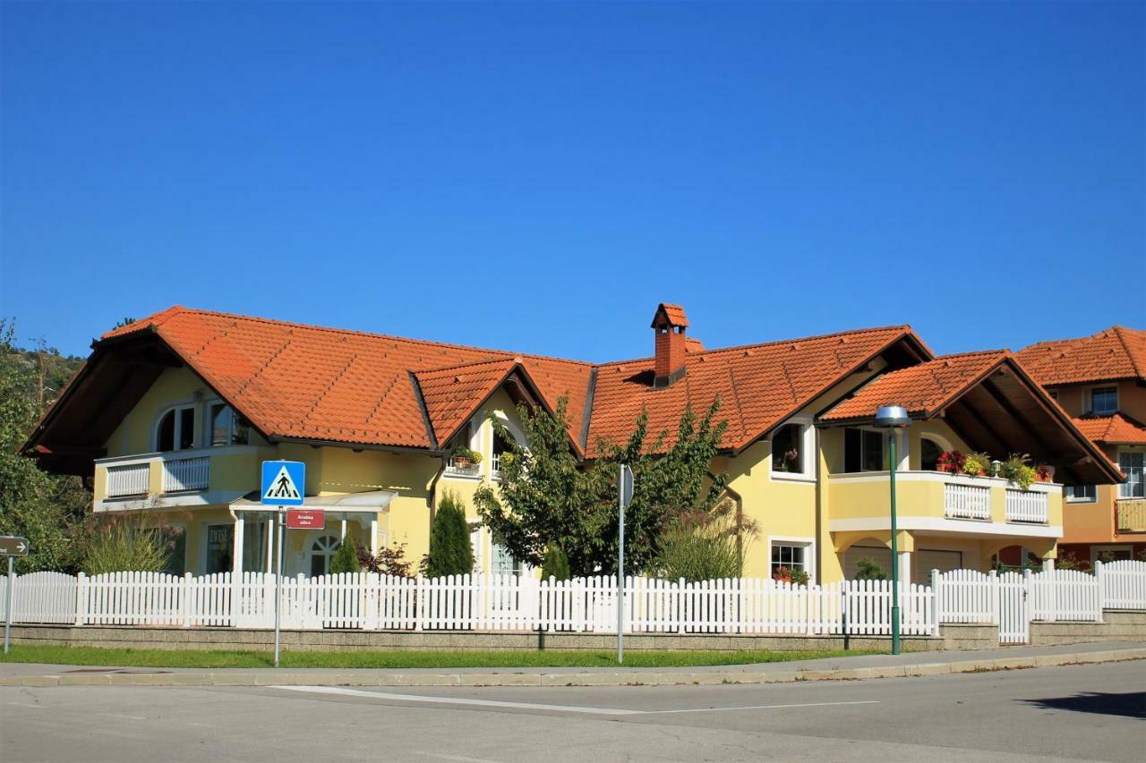 Yellow Dreamhouse Postojna Eksteriør bilde
